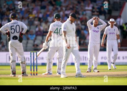 L'inglese Jack Leach (seconda a destra) appare sconsolato dopo un infruttuoso appello per il wicket del sudafricano Sarel Erwee durante il secondo giorno del LV= Insurance Test Match presso Emirates Old Trafford, Manchester. Data immagine: Venerdì 26 agosto 2022. Foto Stock