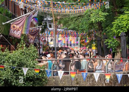 Manchester, Regno Unito. 26th ago, 2022. Canal Street venerdì primo giorno del MANCHESTER PRIDE FESTIVAL 2022. Manchester UK.Thursday 25th ago to Monday 29th agosto. Manchester Pride, in collaborazione con Virgin Atlantic, è il suo evento annuale ammiraglia che prende il controllo della città ogni anno durante il fine settimana di vacanze in banca di agosto in celebrazione della vita LGBTQ+. I titoli includono Spice Girl Mel C, Duncan Jones e la star di Drag Race UK Bimini. Credit: GaryRobertsphotography/Alamy Live News Credit: GaryRobertsphotography/Alamy Live News Foto Stock