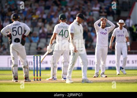 L'inglese Jack Leach (seconda a destra) appare sconsolato dopo un infruttuoso appello per il wicket del sudafricano Sarel Erwee durante il secondo giorno del LV= Insurance Test Match presso Emirates Old Trafford, Manchester. Data immagine: Venerdì 26 agosto 2022. Foto Stock