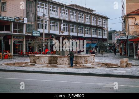 La fontana Morosini in Piazza Lions a Heraklion (Iraklion), la capitale amministrativa dell'isola di Creta, la più grande e popolosa delle isole greche, il centro della prima civiltà avanzata d'Europa. Marzo 1980. Scansione di archivio da una diapositiva. Foto Stock