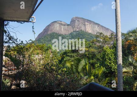 Due fratelli di collina visto dal quartiere di gavea a Rio de Janeiro. Foto Stock