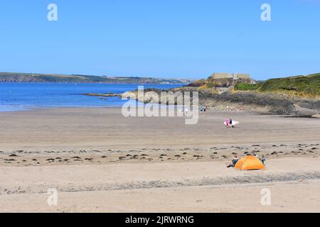 Turisti che si godono West Angle Bay, Pembrokeshire, Galles Foto Stock