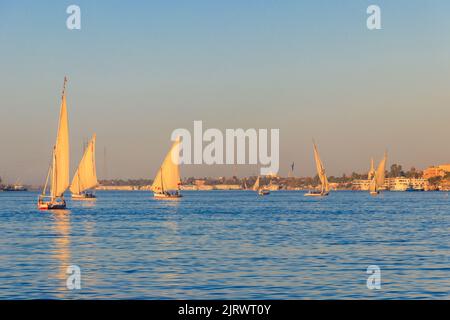 Felucca barche a vela sul Nilo a Luxor, Egitto. Barche a vela tradizionali egiziane Foto Stock
