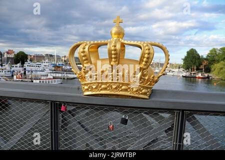 Corona dorata sul ponte Skeppsholmen di Stoccolma Foto Stock