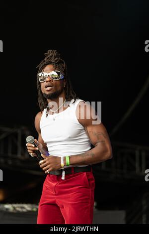 Abbots Ripton, Regno Unito. 26 AGO 2022, Obongjayar che si esibisce sul palco principale al We out Here Festival 2022, Nigel R Glasgow/Alamy Live News Foto Stock