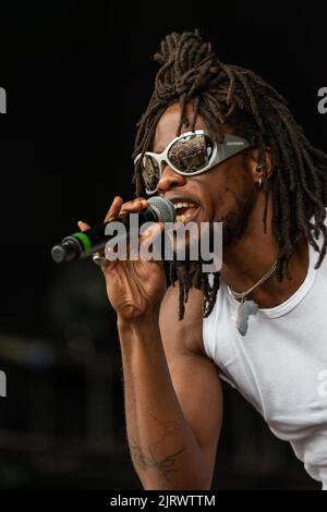 Abbots Ripton, Regno Unito. 26 AGO 2022, Obongjayar che si esibisce sul palco principale al We out Here Festival 2022, Nigel R Glasgow/Alamy Live News Foto Stock