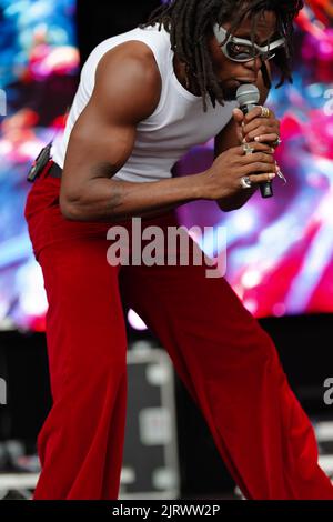 Abbots Ripton, Regno Unito. 26 AGO 2022, Obongjayar che si esibisce sul palco principale al We out Here Festival 2022, Nigel R Glasgow/Alamy Live News Foto Stock