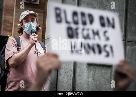 Londra, Regno Unito. 26th agosto 2022. I dimostranti di DONT Pay UK dimostrano di fronte alla sede centrale di Ofgem a Canary Wharf contro l'enorme aumento delle bollette energetiche e chiedono un livello di prezzi abbordabile. Oggi Ofgem ha annunciato che il tetto massimo del prezzo dell'energia aumenterà a £3549 dollari l'anno per il doppio combustibile per una famiglia media a partire dal 1st 2022 ottobre. Credit: Guy Corbishley/Alamy Live News Foto Stock