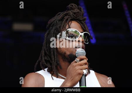 Abbots Ripton, Regno Unito. 26 AGO 2022, Obongjayar che si esibisce sul palco principale al We out Here Festival 2022, Nigel R Glasgow/Alamy Live News Foto Stock