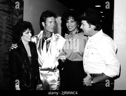 Charly McClain, Cliff Richard, Marilyn McCoo e Mickey Gilley a Solid ...