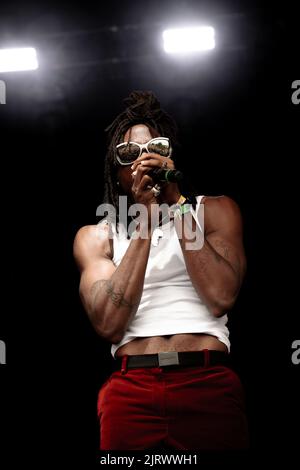 Abbots Ripton, Regno Unito. 26 AGO 2022, Obongjayar che si esibisce sul palco principale al We out Here Festival 2022, Nigel R Glasgow/Alamy Live News Foto Stock