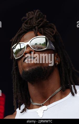 Abbots Ripton, Regno Unito. 26 AGO 2022, Obongjayar che si esibisce sul palco principale al We out Here Festival 2022, Nigel R Glasgow/Alamy Live News Foto Stock