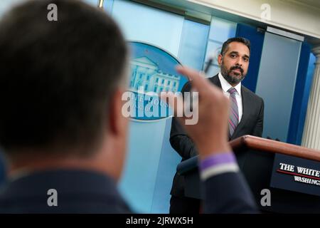 Washington, Stati Uniti. 26th ago, 2022. Bharat Ramamurti, vicedirettore del National Economic Council, parla nel corso di una conferenza stampa nella sala briefing James S. Brady Press della Casa Bianca di Washington, DC, USA, venerdì 26 agosto, 2022. Il presidente Biden ieri ha lanciato candidati repubblicani al Congresso impegnati a "estroying America” e ha affermato di non avere alcun rispetto per gli aderenti all'ex presidente Donald Trump, mentre ha dato il via al suo impegno di campagna a medio termine con un rally nel Maryland suburbano. Photographer: Yuri Gripas/Pool/Sipa USA Credit: Sipa USA/Alamy Live News Foto Stock