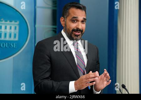 Washington DC, Stati Uniti. 26th ago, 2022. Bharat Ramamurti, vicedirettore del Consiglio economico Nazionale, parla durante una conferenza stampa nella Sala Briefing James S. Brady Press presso la Casa Bianca di Washington, D.C., USA, venerdì 26 agosto, 2022. Il presidente Biden ieri ha lanciato candidati repubblicani al Congresso impegnati a "estroying America” e ha affermato di non avere alcun rispetto per gli aderenti all'ex presidente Donald Trump, mentre ha dato il via al suo impegno di campagna a medio termine con un rally nel Maryland suburbano. Foto di Yuri Gripas/Pool/ABACAPRESS.COM Credit: Abaca Press/Alamy Live News Foto Stock