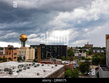 Il paesaggio urbano di Downtown, Knoxville, Tennessee contro un cielo nuvoloso Foto Stock