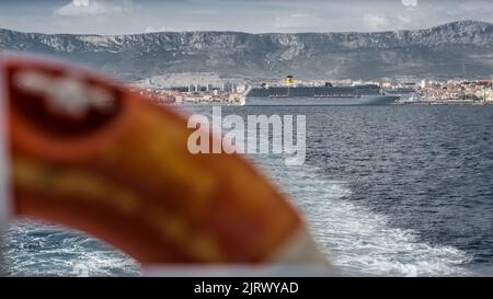 Vita boa in barca con Spalato in background Foto Stock