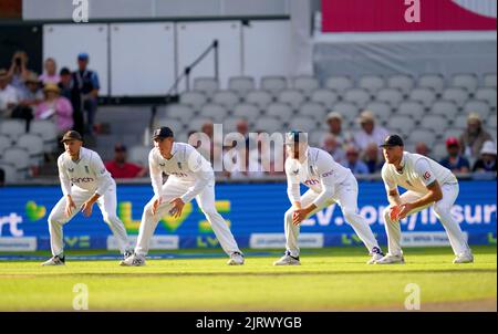 Inghilterra ben Stokes (a destra), Jonny Bairstow, Zak Crawley e Joe Root durante il secondo giorno del LV= Insurance Test Match presso Emirates Old Trafford, Manchester. Data immagine: Venerdì 26 agosto 2022. Foto Stock