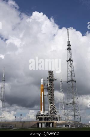 Kennedy Space Center, USA. 26th ago, 2022. Artemis 1 si trova sul launchpad al Kennedy Space Center, Florida, venerdì 26 agosto 2022. Lunedì 29th agosto il razzo SLS della NASA con la capsula Orion in cima è previsto per il decollo. Artemis 1 orbiterà sulla luna come primo passo per gli Stati Uniti per inviare gli astronauti di nuovo sulla luna dopo 50 anni. Foto di Pat Benic/UPI Credit: UPI/Alamy Live News Foto Stock