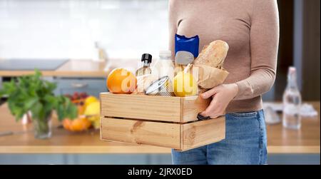 primo piano di donna con cibo in scatola di legno Foto Stock