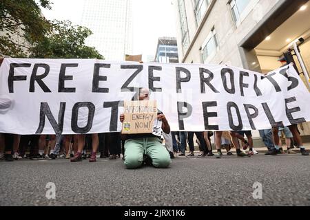 Manifestanti fuori dalla sede centrale di Ofgem a Canary Wharf Londra. OFGEM ha confermato un aumento del 80,06% del tetto massimo dei prezzi dell'energia, inviando la bolletta media annuale della famiglia da 1.971 GBP a 3.549 GBP da ottobre. Data immagine: Giovedì 25 agosto 2022. Foto Stock