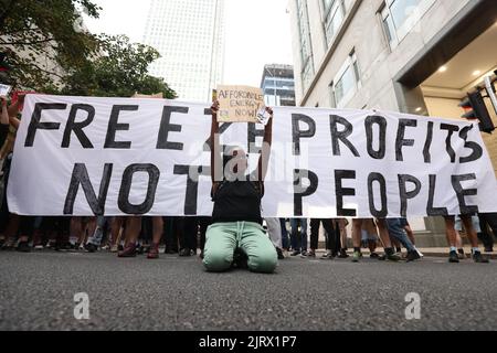 Manifestanti fuori dalla sede centrale di Ofgem a Canary Wharf Londra. OFGEM ha confermato un aumento del 80,06% del tetto massimo dei prezzi dell'energia, inviando la bolletta media annuale della famiglia da 1.971 GBP a 3.549 GBP da ottobre. Data immagine: Giovedì 25 agosto 2022. Foto Stock