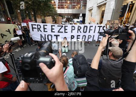 Manifestanti fuori dalla sede centrale di Ofgem a Canary Wharf Londra. OFGEM ha confermato un aumento del 80,06% del tetto massimo dei prezzi dell'energia, inviando la bolletta media annuale della famiglia da 1.971 GBP a 3.549 GBP da ottobre. Data immagine: Giovedì 25 agosto 2022. Foto Stock