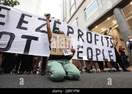 Manifestanti fuori dalla sede centrale di Ofgem a Canary Wharf Londra. OFGEM ha confermato un aumento del 80,06% del tetto massimo dei prezzi dell'energia, inviando la bolletta media annuale della famiglia da 1.971 GBP a 3.549 GBP da ottobre. Data immagine: Giovedì 25 agosto 2022. Foto Stock