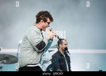 Leeds, Regno Unito. 26th ago, 2022. La Bastiglia si esibirà dal vivo sul palco al Leeds Festival, Regno Unito. Credit: Andy Gallagher/Alamy Live News Foto Stock