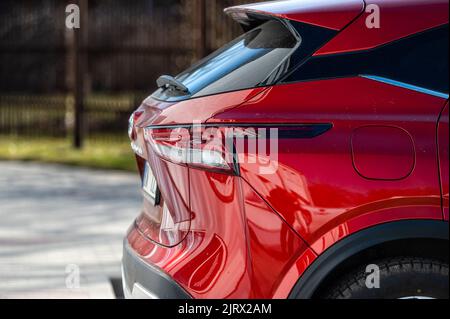 Primo piano delle luci di coda delle auto in fila, fuoco aelettive Foto Stock
