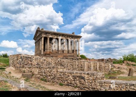 Il tempio pagano di Garni in Armenia, costruito nel i secolo d.C., fu distrutto nel terremoto del 1679. Foto Stock