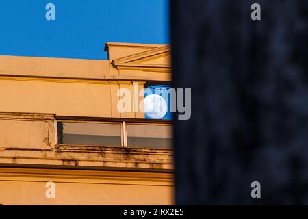 luna tramonto in una bella mattina d'inverno a Rio de Janeiro. Foto Stock