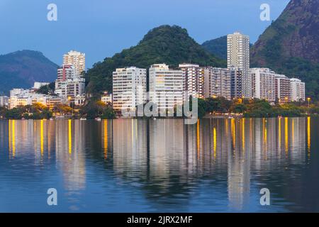 Crepuscolo nella laguna Rodrigo de Freitas, a rio de janeiro Brasile. Foto Stock