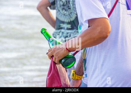 Uomo con bottiglia di champagne, durante la festa iemanja a copacabana a Rio de Janeiro Brasile. Foto Stock