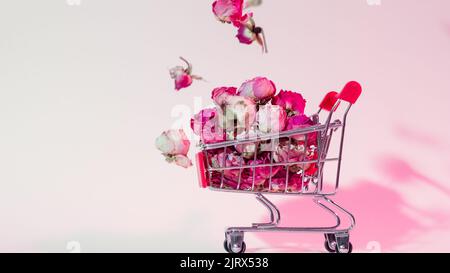 madre presente fiore shopping pieno carrello rose Foto Stock