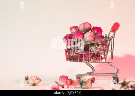 fiore shopping floristry pieno spingere carrello rose Foto Stock