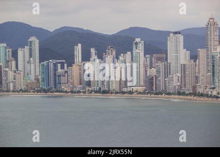 Città di balneario camboriu vista dalla cima della collina della careca a santa catarina Brasile Foto Stock