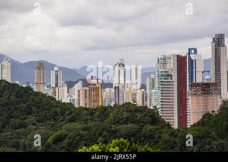 Città di balneario camboriu vista dalla cima della collina della careca a santa catarina Brasile Foto Stock