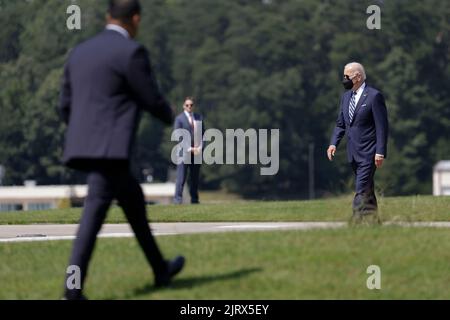 Beltsville, Stati Uniti. 26th ago, 2022. Il presidente DEGLI STATI UNITI Joe Biden arriva al Servizio Segreto degli Stati Uniti James J. Rowley Training Center a Beltsville, MD, venerdì 26 agosto 2022. Il tasso di approvazione di Biden è salito al 44% nell'ultimo sondaggio Gallup, il più alto in un anno e un nuovo segno che lui e il suo partito stanno guadagnando terreno politico in vista delle elezioni di metà mandato di novembre. Photographer: Ting Shen/Pool/Sipa USA Credit: Sipa USA/Alamy Live News Foto Stock