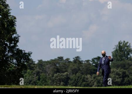 Beltsville, Stati Uniti. 26th ago, 2022. Il presidente DEGLI STATI UNITI Joe Biden arriva al Servizio Segreto degli Stati Uniti James J. Rowley Training Center a Beltsville, MD, venerdì 26 agosto 2022. Il tasso di approvazione di Biden è salito al 44% nell'ultimo sondaggio Gallup, il più alto in un anno e un nuovo segno che lui e il suo partito stanno guadagnando terreno politico in vista delle elezioni di metà mandato di novembre. Photographer: Ting Shen/Pool/Sipa USA Credit: Sipa USA/Alamy Live News Foto Stock