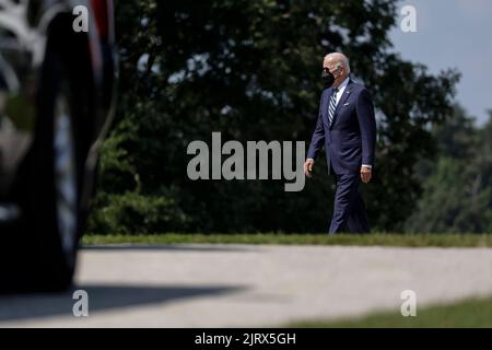 Beltsville, Stati Uniti. 26th ago, 2022. Il presidente DEGLI STATI UNITI Joe Biden arriva al Servizio Segreto degli Stati Uniti James J. Rowley Training Center a Beltsville, MD, venerdì 26 agosto 2022. Il tasso di approvazione di Biden è salito al 44% nell'ultimo sondaggio Gallup, il più alto in un anno e un nuovo segno che lui e il suo partito stanno guadagnando terreno politico in vista delle elezioni di metà mandato di novembre. Photographer: Ting Shen/Pool/Sipa USA Credit: Sipa USA/Alamy Live News Foto Stock