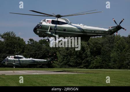 Beltsville, Stati Uniti. 26th ago, 2022. Marine One, che porta il presidente americano Joe Biden, arriva negli Stati Uniti al Servizio Segreto James J. Rowley Training Center di Beltsville, MD, venerdì 26 agosto 2022. Il tasso di approvazione di Biden è salito al 44% nell'ultimo sondaggio Gallup, il più alto in un anno e un nuovo segno che lui e il suo partito stanno guadagnando terreno politico in vista delle elezioni di metà mandato di novembre. Photographer: Ting Shen/Pool/Sipa USA Credit: Sipa USA/Alamy Live News Foto Stock