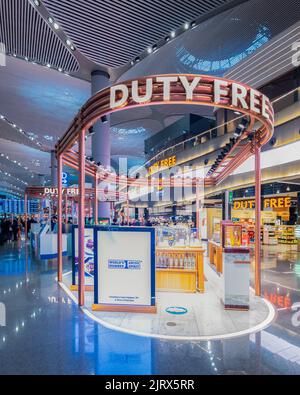 Istanbul, Turchia - Mar 25, 2022: Primo piano ritratto dello stand Duty Free Store nel mezzo dell'aeroporto di Istanbul. Foto Stock