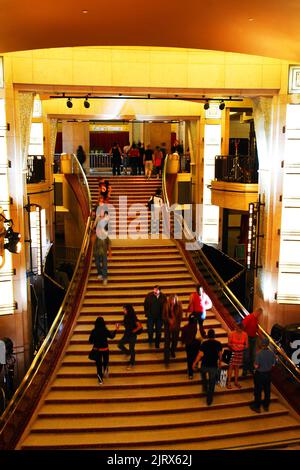 I visitatori salgono le scale della hall del Dolby Theater, a Hollywood, per avere un'idea del luogo in cui vengono presentati gli Oscar Foto Stock