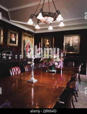 Una vista verticale dell'interno d'epoca del castello di Dunvegan con dipinti nella sala da pranzo Foto Stock