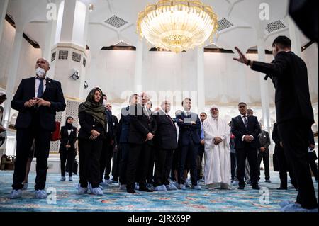 Algeri, Algeria. 26th ago, 2022. Il presidente francese Emmanuel Macron alla Grande Mosquee de Algers ad Algeri il 26 agosto 2022.Photo by Eliot Blondet/ABACAPRESS.COM Credit: Abaca Press/Alamy Live News Foto Stock