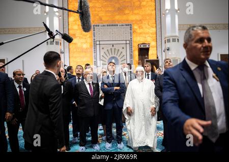 Algeri, Algeria. 26th ago, 2022. Il presidente francese Emmanuel Macron alla Grande Mosquee de Algers ad Algeri il 26 agosto 2022.Photo by Eliot Blondet/ABACAPRESS.COM Credit: Abaca Press/Alamy Live News Foto Stock