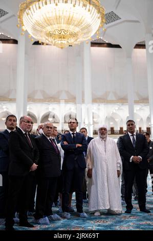 Algeri, Algeria. 26th ago, 2022. Il presidente francese Emmanuel Macron alla Grande Mosquee de Algers ad Algeri il 26 agosto 2022.Photo by Eliot Blondet/ABACAPRESS.COM Credit: Abaca Press/Alamy Live News Foto Stock