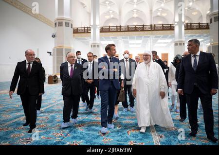 Algeri, Algeria. 26th ago, 2022. Il presidente francese Emmanuel Macron alla Grande Mosquee de Algers ad Algeri il 26 agosto 2022.Photo by Eliot Blondet/ABACAPRESS.COM Credit: Abaca Press/Alamy Live News Foto Stock