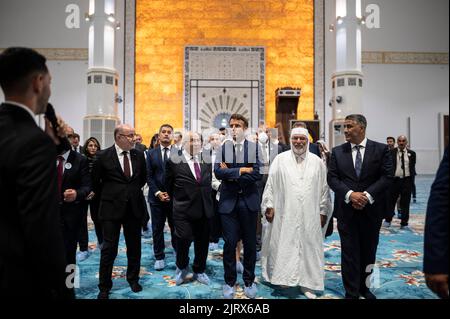 Algeri, Algeria. 26th ago, 2022. Il presidente francese Emmanuel Macron alla Grande Mosquee de Algers ad Algeri il 26 agosto 2022.Photo by Eliot Blondet/ABACAPRESS.COM Credit: Abaca Press/Alamy Live News Foto Stock