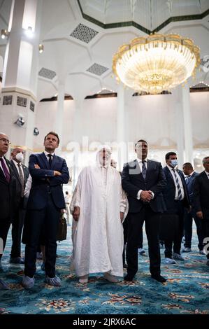 Algeri, Algeria. 26th ago, 2022. Il presidente francese Emmanuel Macron alla Grande Mosquee de Algers ad Algeri il 26 agosto 2022.Photo by Eliot Blondet/ABACAPRESS.COM Credit: Abaca Press/Alamy Live News Foto Stock